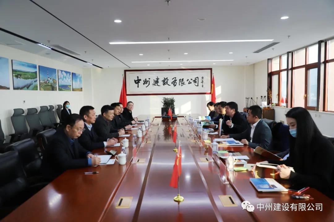 大唐河南清潔能源有限責(zé)任公司總經(jīng)理王永民、金風(fēng)科技集團國內(nèi)營銷中心副總經(jīng)理韓明剛一行到我司參觀考察